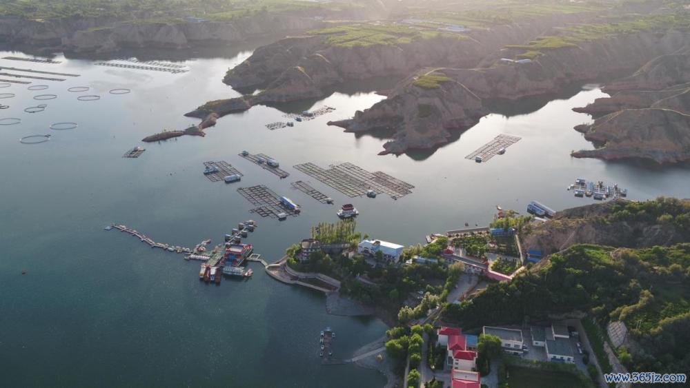 刘家峡水库一角