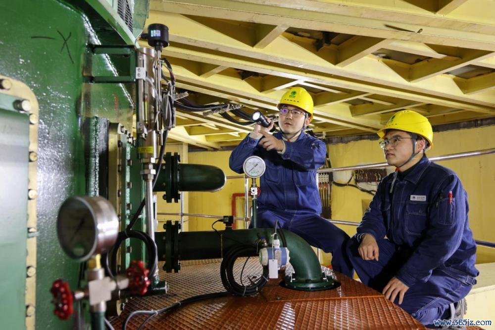 国网甘肃刘家峡水电厂员工开展设备检查